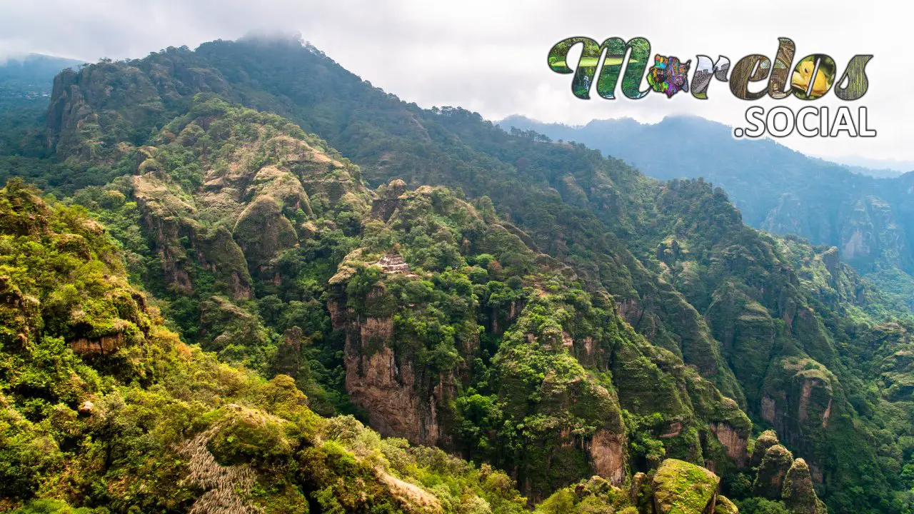 Cerro de la Luz y la piramide "La casa del Tepozteco" en el pueblo mágico de Tepoztlán, Morelos